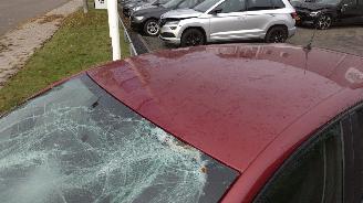 Renault Clio 0.9 Zen Tce met schade 103000 km weinig schade picture 10