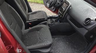 Renault Clio 0.9 Zen Tce met schade 103000 km weinig schade picture 22