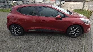 Renault Clio 0.9 Zen Tce met schade 103000 km weinig schade picture 9