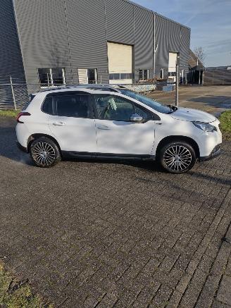 Peugeot 2008 1.2 Style Panodak Ac Cruise Mooie auto weing schade! picture 25