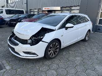 Schadeauto Opel Astra SPORTS TOURER+ 1.6 CDTI 2016/7