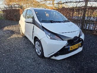 damaged passenger cars Toyota Aygo 1.0 VVT-i x-play 2017/5
