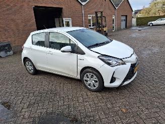 damaged passenger cars Toyota Yaris 1.5 hybrid     navi 2018/1