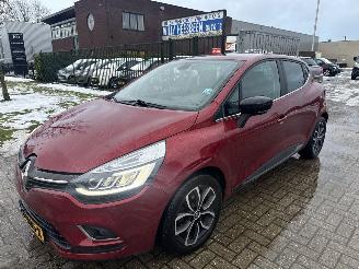 Schadeauto Renault Clio 0.9 TCE ICONIC LICHTE RIJDBARE SCHADE! BOUWJAAR 2017 6750 EURO 2017/3