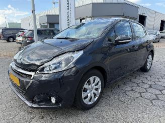 Damaged car Peugeot 208 1.2 PureTech Blue Lion 2018/8