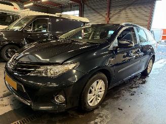 Vaurioauto  passenger cars Toyota Auris Touring Sports 1.8 Hybrid Aspiration 2014/2