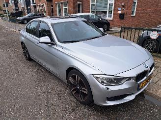 uszkodzony samochody osobowe BMW 3-serie 320i high exec.automaat 2013/1