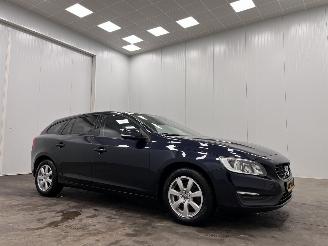 uszkodzony samochody osobowe Volvo V-60 2.0 D2 Kinetic Navi Clima 2015/6