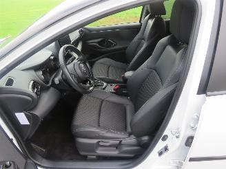 Toyota Yaris 1..5 Hybrid Automaat  30.000km Camera Navigatie lederenstoelen 2022-12 picture 3