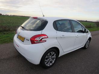 Damaged car Peugeot 208 1.2 VTI 5drs Active Airco Navie   2013  Active Style 2013/9