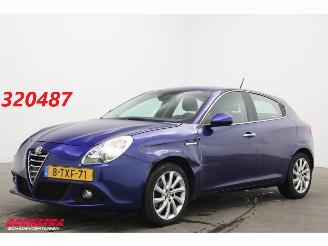 skadebil auto Alfa Romeo Giulietta 1.4 T 170 PK Aut. Distinctive Lusso Navi Clima Cruise PDC AHK 2014/5
