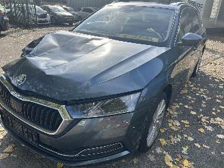 Damaged car Skoda Octavia 1.5 TSI  e-TEC  Stationcar Automaat  ( Panoramadak ) 2022/2