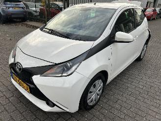 krockskadad bil auto Toyota Aygo 1.0 VVT-i  x-Wave   5 Drs 2017/2