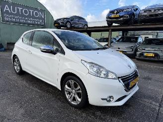 Schadeauto Peugeot 208 1.2 60KW Allure Navi Clima NAP 2013/3