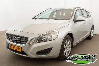 uszkodzony samochody osobowe Volvo V-60 1.6 D2 Kinetic Clima Navi 2012/11