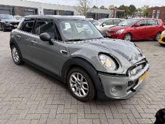 uszkodzony samochody osobowe Mini Cooper 1.5 Cooper Business 2016/6