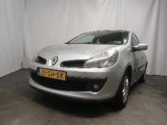 uszkodzony samochody osobowe Renault Clio Clio III (BR/CR) Hatchback 1.4 16V (K4J-780) [72kW]  (06-2005/12-2012)= 2006/1