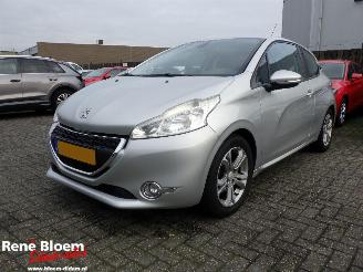 Vaurioauto  passenger cars Peugeot 208 1.2 VTI Envy Airco 2013/4
