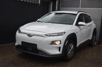 Schadeauto Hyundai Kona 39Kwh Comfort 136Pk SOH 100% *Navi/Clima/Camera/stoelverwarming 2021/3