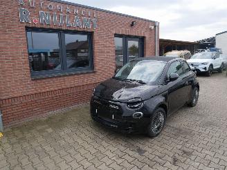 Schadeauto Fiat 500E ICON CABRIO 2022/12