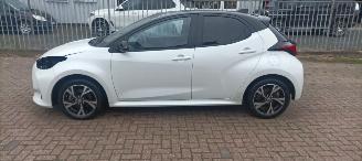 Voiture accidenté Toyota Yaris Hybrid Black& White Team Full-Led Climatecontrol CruiseControl Stoelverwarming Dab Apple CarPlay Achteruitrijcamera automatische dimmende binnenspiegel Stuurwiel met verwarming  Privacyglas Keyless entry 2024/11