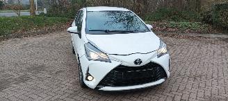 Schadeauto Toyota Yaris Bj:10-2017 Facelift 1.5-Benzine 111pk Touchscreen met Camera Lichtautomaat Drivelane assistent Leren multi stuurwiel Stoelverwarming 2017/10