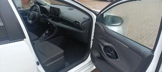 Toyota Yaris Hybrid 1.5- Automatik Climatecontrol Digital Cockpit full-Led CruiseControl Apple CarPlay MirrorLink Achteruitrijcamera Bi-Color Platinum Pearl picture 17