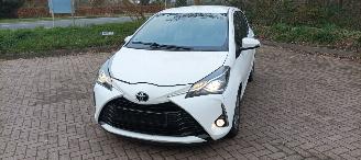 Unfallwagen Toyota Yaris 1.5-Benzine 112pk 6-versn Airconditioning stoelverwarming Multicolor Touchscreen Display Achteruitrijcamera 2017/10
