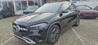 Schadeauto Mercedes GLA 180 Automaat*LED*Trekhaak*Digitaal display*Comfort stoelen*Parkeerpaket met camera*Navigatie*Apple Carplay*MBUX* 2025/7