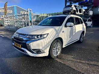 Unfallwagen Mitsubishi Outlander 2.4 PHEV S-Edition 2019/6