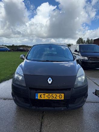 Vaurioauto  passenger cars Renault Scenic 1.5 dCi 2011/1