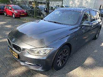 krockskadad bil auto BMW 3-serie 320i  Touring High Executive  Automaat 2014/11
