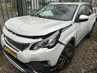 damaged passenger cars Peugeot 5008 1.2 PureTech Allure 2017/7