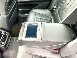 BMW 7-serie 730d xDrive 265pk aut + f1 High Exe M-Ed - nap - schuifdak - hud - softclose - 360 cam - harman/kardon - luchtvering picture 17