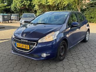 uszkodzony samochody osobowe Peugeot 208 1.2 VTI   ( INRUIL VERKREGEN ) 2013/6