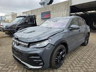 Voiture accidenté Volkswagen Tiguan Tiguan R-Line 1.5eTSI ProMax-Navi Head-Up Keyless IQ-Light 360View Massage Sfeerverl. Acc Lane-Assist Trekhaak 110KW / 150PK 2024/3
