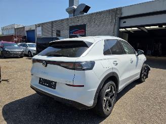Schadeauto Volkswagen T-Roc R-Line 1.5eTSI IQ-Light Drive-Mode Camera Virtual Keyless Sfeerverl. Trekhaak 110KW / 150PK 2026/2