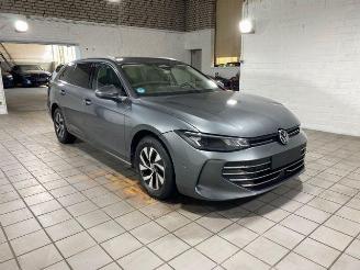 Schadeauto Volkswagen Passat Variant 2.0 TDI DSG Business HUD/AHK/SH 2024/10