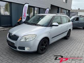 Coche siniestrado Skoda Fabia Fabia II Combi, Combi 5-drs, 2007 / 2014 1.4i 16V 2008/10