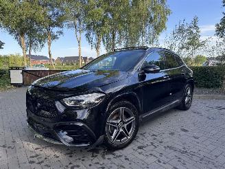 skadebil auto Mercedes GLA Mercedes-Benz GLA 180 AMG PANORAMA HUD Memorie Trekhaak Ambiance Massage VOL!! 2025/7