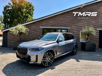 BMW X5 BMW X5 50e xDrive M Sport PANORAMADAK LUCHTVERING HUD TREKHAAK AMBIANCE 2025/1