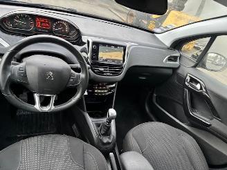 Peugeot 208  picture 7