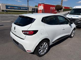 Damaged car Renault Clio  2017/5