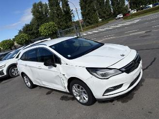 damaged passenger cars Opel Astra  2017/1