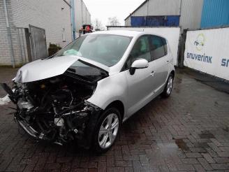 Coche siniestrado Renault Scenic Scenic III (JZ), MPV, 2009 / 2016 1.5 dCi 110 2010/9