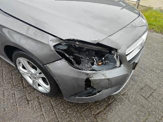 Mercedes A-klasse A180 ambition mooi frisse auto!! lichte schade picture 11