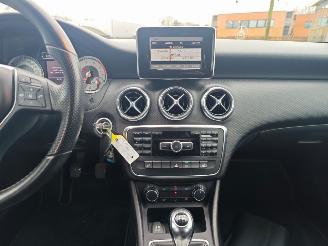 Mercedes A-klasse A180 ambition mooi frisse auto!! lichte schade picture 18