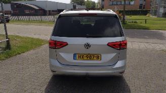 Volkswagen Touran 1.6TDI Autom Higline 7p Pano Trekh Clima Cruise Supermooie auto! picture 5
