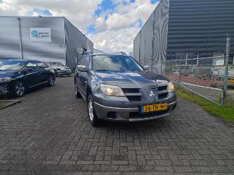 skadebil auto Mitsubishi Outlander 2.0 invite plus lichte rijdbare schade nette auto! 2006/1