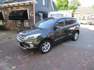 Schadeauto Ford Kuga Ford Kuga, 1.5 EcoBoost lekke koppakking 2017 2017/1